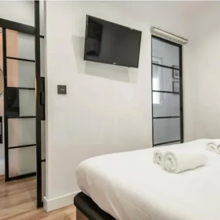 公寓 In Center Of With Interior Patio *