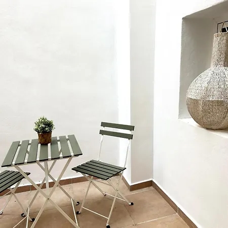 公寓 In Center Of With Interior Patio